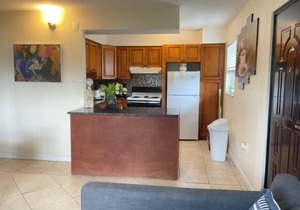 2 min walk to LIDO BEACH. approx 5-7 min walk to ST. ARMANDS CIRCLE