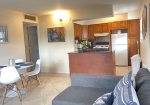 2 min walk to LIDO BEACH. approx 5-7 min walk to ST. ARMANDS CIRCLE