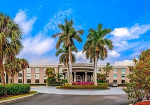 2-Star Hotel ∙ La Quinta by Wyndham Naples Downtown