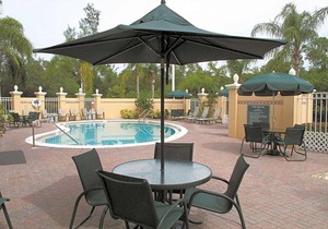2-Star Hotel ∙ La Quinta by Wyndham Naples Downtown