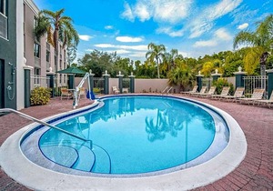 2-Star Hotel ∙ La Quinta by Wyndham Naples Downtown