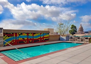 2-Star Hotel ∙ Hampton Inn and Suites Austin University Capitol