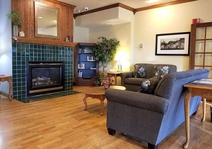 2-Star Hotel ∙ AmericInn by Wyndham, Galesburg, IL