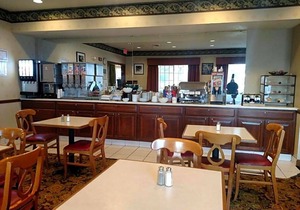 2-Star Hotel ∙ AmericInn by Wyndham, Galesburg, IL