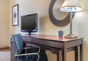 2-Star Hotel ∙ Comfort Suites Lafayette University Area