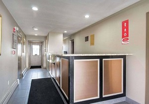 2-Star Hotel ∙ Econo Lodge Inn & Suites