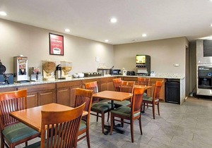 2-Star Hotel ∙ Econo Lodge Inn & Suites