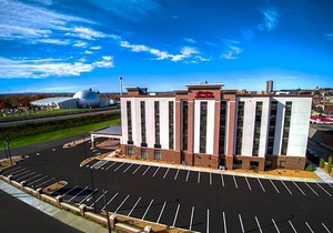 2-Star Hotel ∙ Hampton Inn & Suites Springfield Downtown