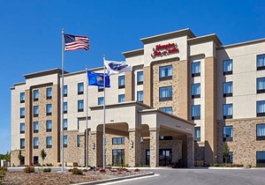 2-Star Hotel ∙ Hampton Inn & Suites Milwaukee/Franklin