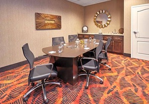 2-Star Hotel ∙ Hampton Inn & Suites Milwaukee/Franklin
