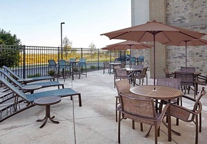 2-Star Hotel ∙ Hampton Inn & Suites Milwaukee/Franklin