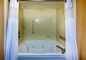 2-Star Hotel ∙ Hampton Inn Marietta