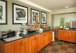 2-Star Hotel ∙ Hampton Inn & Suites Rockland