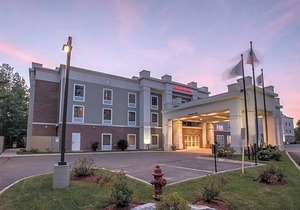 2-Star Hotel ∙ Hampton Inn & Suites Berkshires-Lenox