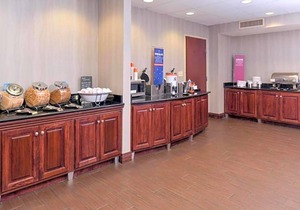 2-Star Hotel ∙ Hampton Inn & Suites Muncie