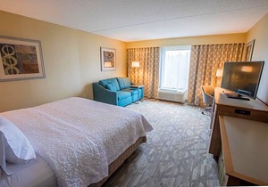 2-Star Hotel ∙ Hampton Inn & Suites Tilton