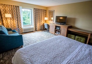 2-Star Hotel ∙ Hampton Inn & Suites Tilton