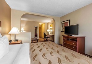 2-Star Hotel ∙ Quality Suites Paducah