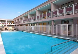 2-Star Hotel ∙ Ramada by Wyndham Rockville Centre