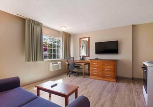 2-Star Hotel ∙ Rodeway Inn & Suites Hwy 217 & 26 W