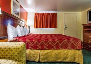 2-Star Hotel ∙ Rodeway Inn & Suites Brunswick near Hwy 1
