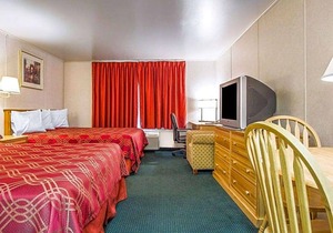 2-Star Hotel ∙ Rodeway Inn & Suites Brunswick near Hwy 1