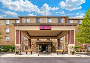 2-Star Hotel ∙ Comfort Suites Grand Rapids North