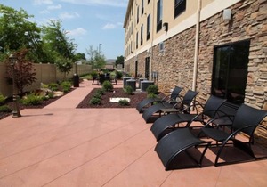 2 Stylish Units for Business Travel, Breakfast, Park
