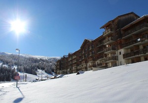 200m from resort center, 2nd floor, view mountain, balcony, tv, ski locker, 32m², Superdévoluy