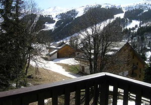 20m from ski slopes, 2nd floor, view mountain, balcony, tv, ski locker, 40m², Méribel
