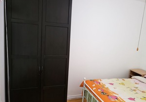 23#1 Metro Monk station, walk 3 minutes. Queen room with shared bathroom.