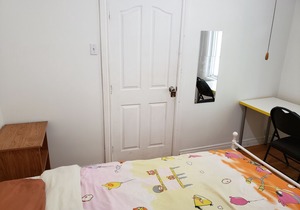 23#1 Metro Monk station, walk 3 minutes. Queen room with shared bathroom.