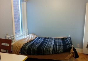 23#4 Walk 3 minutes to Metro Monk, double room with shared bathroom.