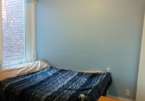 23#4 Walk 3 minutes to Metro Monk, double room with shared bathroom.