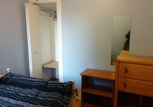 23#4 Walk 3 minutes to Metro Monk, double room with shared bathroom.