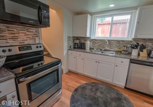 2BR Comfy condo & cute patio Broadmoor area