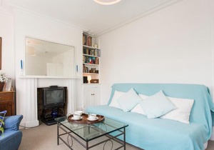 2BR flat, 10 min to Barons Court station and Thames River