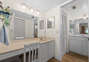 2BR Ground Level Condo w/Pool, 10 Minutes to Beaches with golf Course Views
