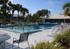 2BR Ground Level Condo w/Pool, 10 Minutes to Beaches with golf Course Views