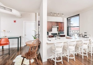 2BR Stunning Lux Apartment Free Parking, Rooftop Deck & Gym, ADA Compliant