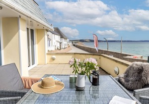3 At The Beach, Torcross - an apartment that sleeps 4 guests in 2 bedrooms
