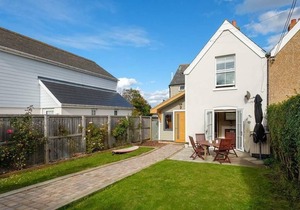 3 bed cottage close to Freshwater Bay (5 min walk) with fully enclosed garden.
