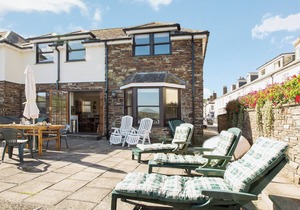 3 bedroom accommodation in Island St