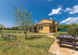 3 bedroom accommodation in Putini