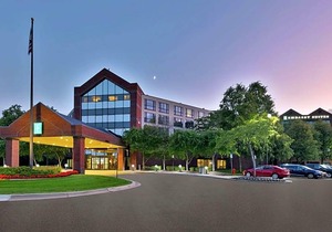 3-Star Hotel ∙ Embassy Suites by Hilton Auburn Hills