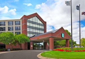 3-Star Hotel ∙ Embassy Suites by Hilton Auburn Hills