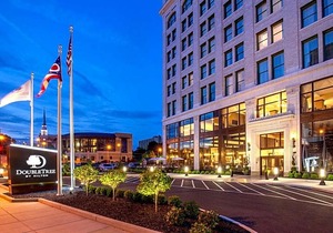 3-Star Hotel ∙ Doubletree By Hilton Youngstown Downtown