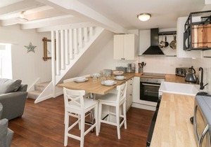 3 THORNLEA MEWS, family friendly, with a garden in Hope Cove