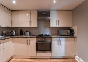 30 Trinity Mews - coaching mews just a few steps from harbour and town centre in quiet cul de sac -