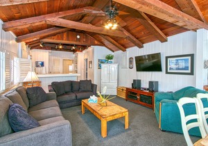 304S: Budget-friendly Cottage, Open Floorplan Duplex, 2 Blocks to Beach, Shops +